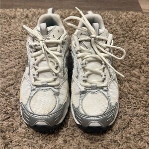 New Balance 537 SZ 6 White and Silver Athletic Shoes